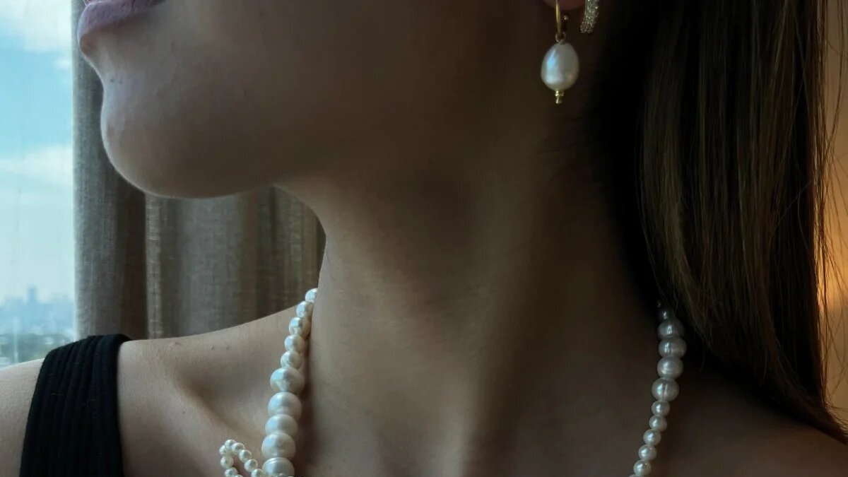 Las perlas le dan un toque delicado y sensual a cada outfit.