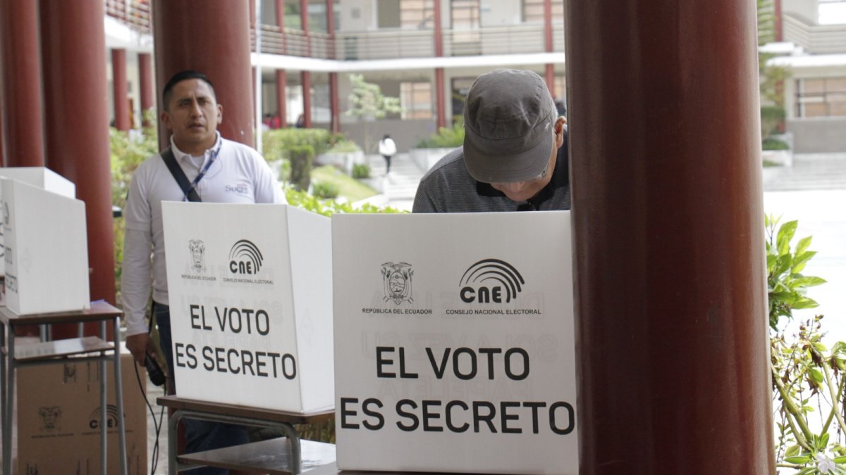 Los ecuatorianos en el exterior deberán votar personalmente en segunda vuelta luego del fracaso del voto telemático.