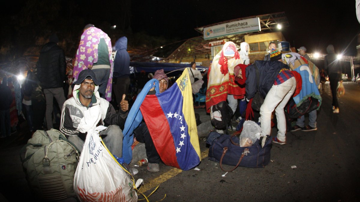 MIGRANTES VENEZOLANOS PASAN LA NOCHE EN LA FRONTERA ENTRE ECUADOR Y COLOMBIA ESPERANDO LA DOCUMENTACIÓN PARA INGRESAR A ESTE PAÍS.