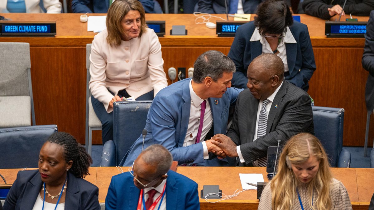 El jefe del Gobierno español en funciones, Pedro Sánchez (c), saluda al presidente de Sudáfrica, Cyril Ramaphosa (d), durante la Asamblea General de la ONU.