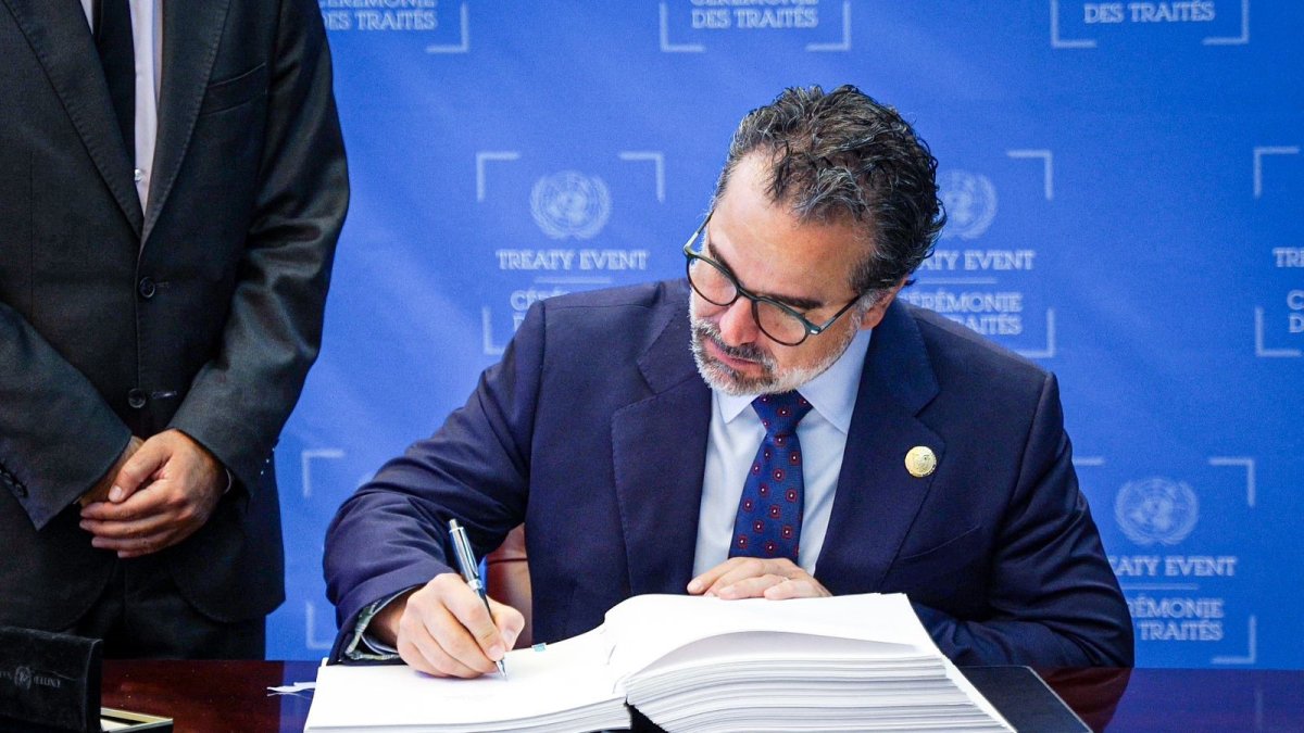 Documento. Gustavo Manrique, durante la firma del acuerdo global.