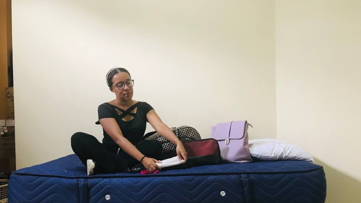 Referencial. Naila Ibarra acomoda sus pertenencias en su departamento, tras independizarse a sus 29 años.