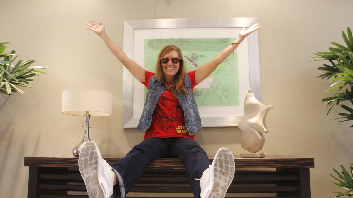 Denise Chalela desde el año 2016 organiza la fiesta anual Madre Paz. Un homenaje al famoso bar de Urdesa.