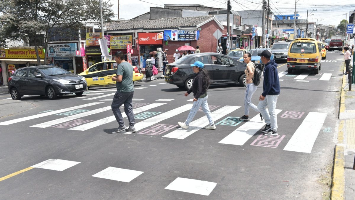 1. Obra. Señalización y pasos cebra se colocaron en Cotocollao, donde el cruce de peatones era una dificultad.