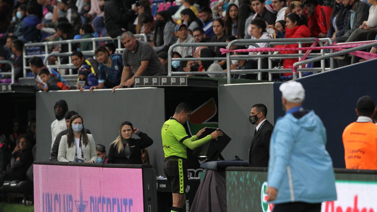 Las conversaciones de los árbitros con sus colegas del VAR serán de acceso libre.