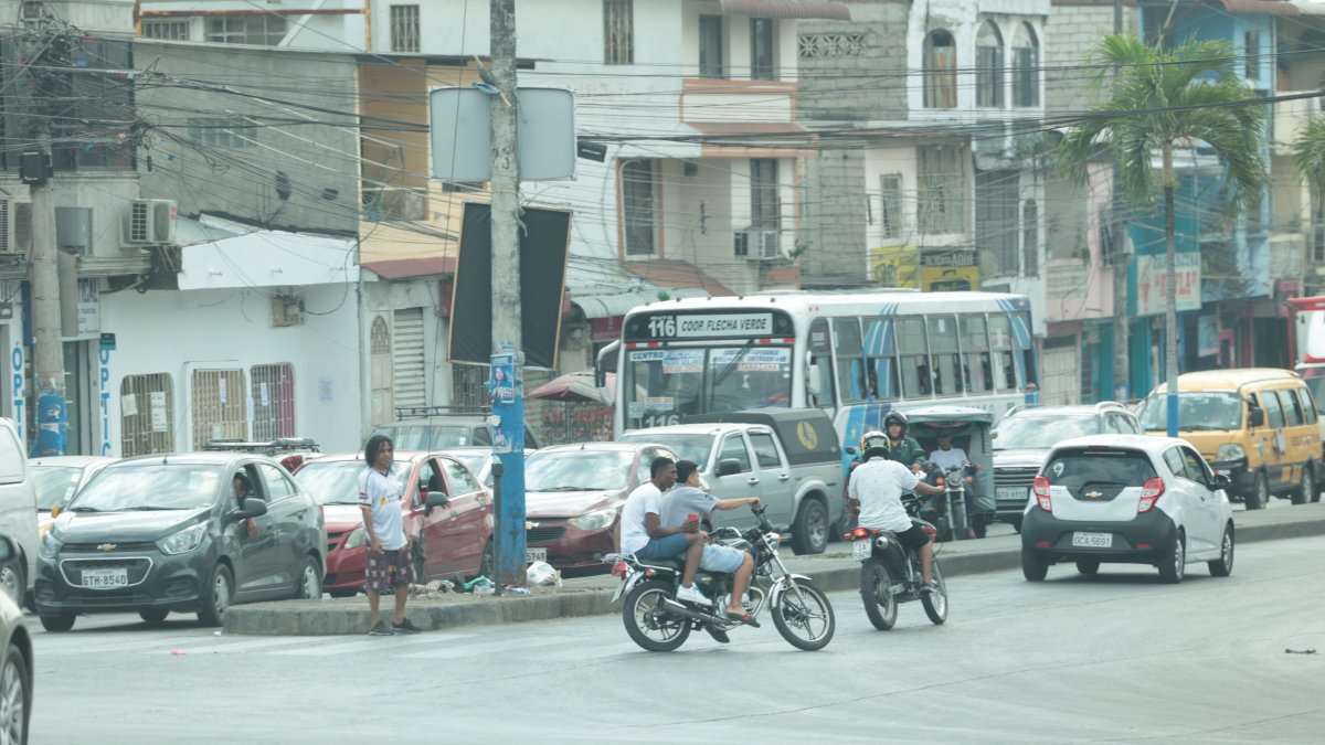 Problema. Por varias zonas se observa  a los motociclistas circular además sin casco, otra infracción.
