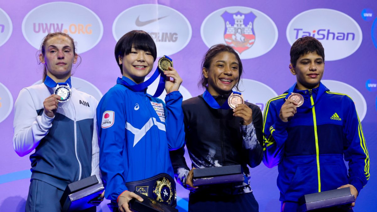 Lucía Yépez (segunda desde la derecha) y su felicidad con la medalla de bronce que ganó en el Mundial