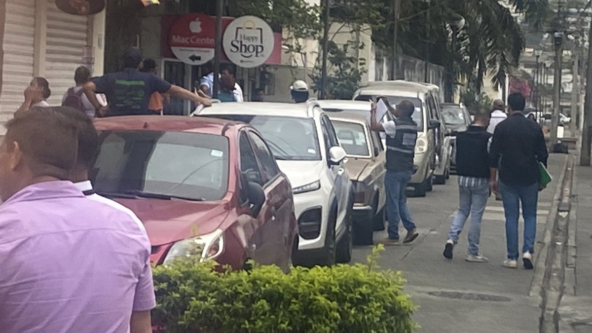 Delegados municipales durante las visitas a locales de Urdesa, el pasado 21 de septiembre.