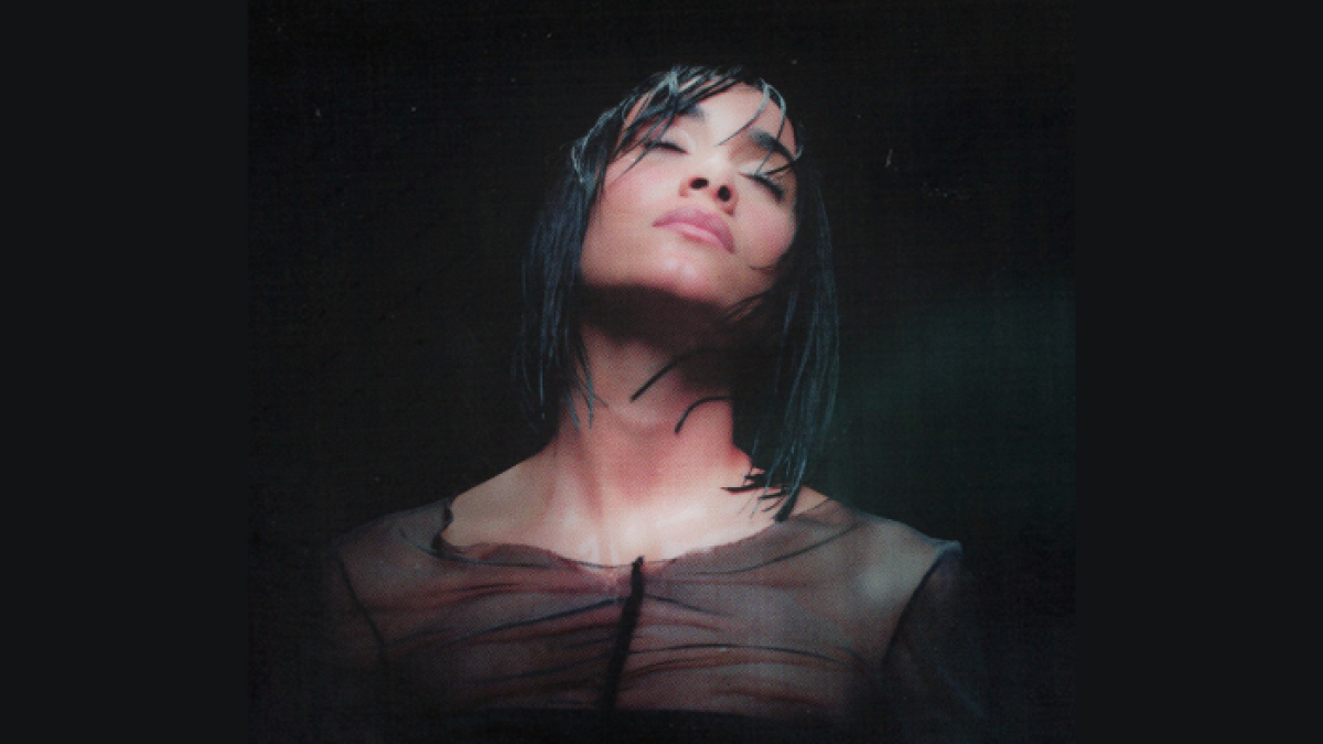 Sin perder su toque naif, Aitana es ahora más madura.