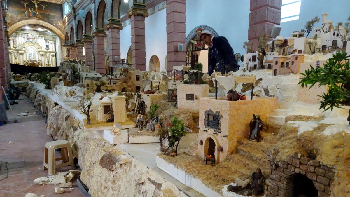 Labores. Uno de los jóvenes que trabajan en estos días en el montaje del enorme pesebre en la Catedral Vieja.