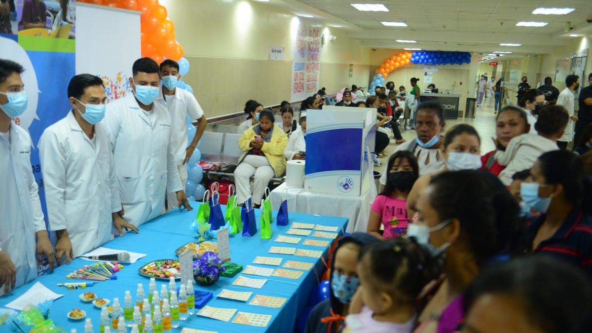 Concurso. Personal médico durante la jornada con niños y madres.
