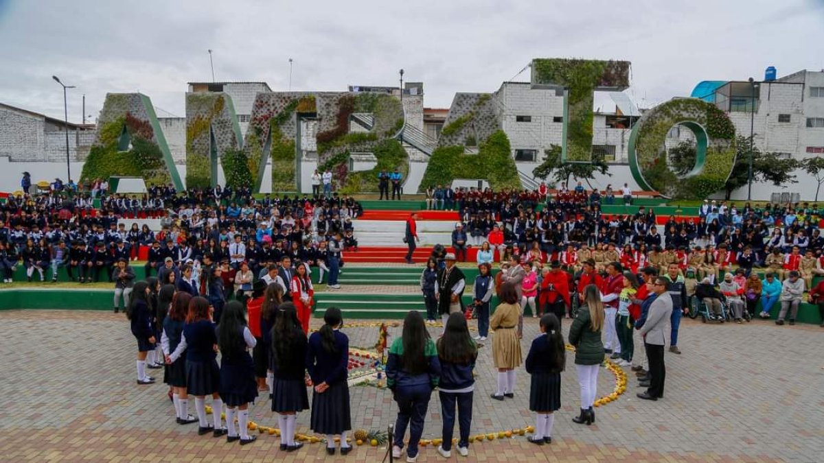 Ambato. Estudiantes de planteles se reúnen en un parque para la celebración de un ritual ancestral andino.