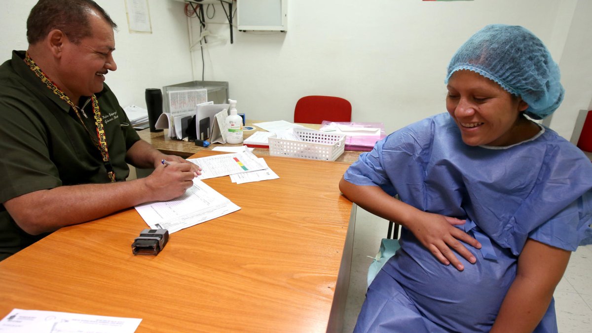 Fotografía de archivo en la que se registró a una mujer embarazada al asistir a una consulta médica, en Guadalajara (México).