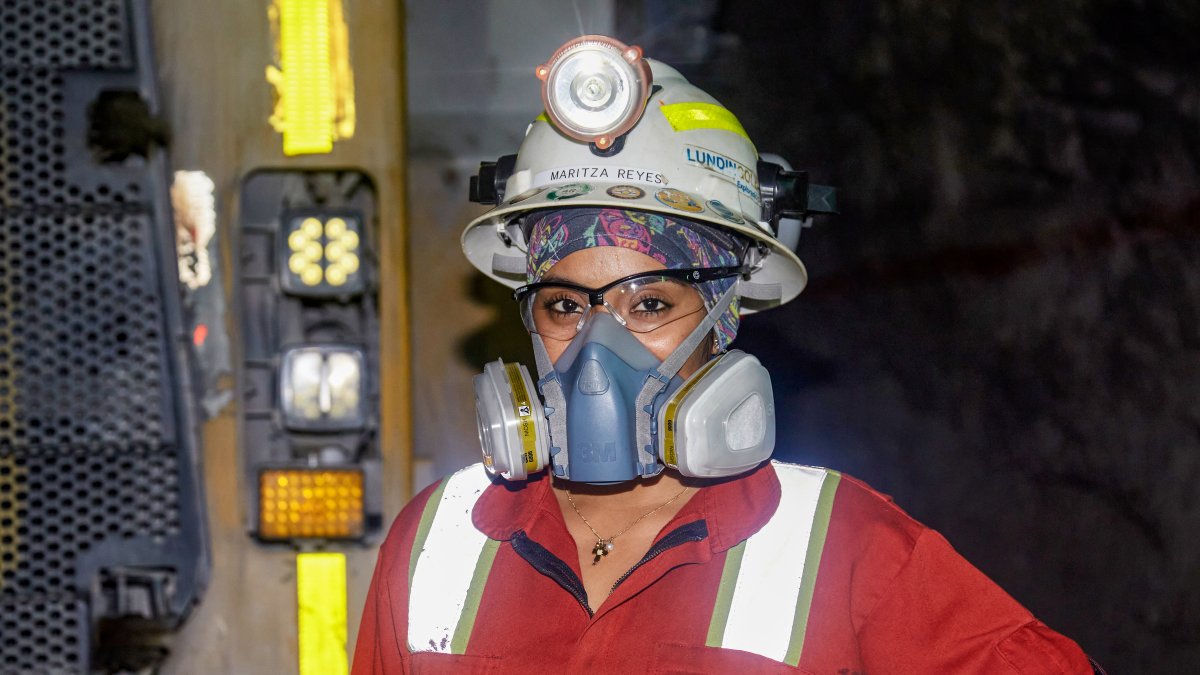 Actividad. Maritza Reyes pasó de ser secretaria a convertirse en una de las pocas mujeres operadoras de maquinaria minera.