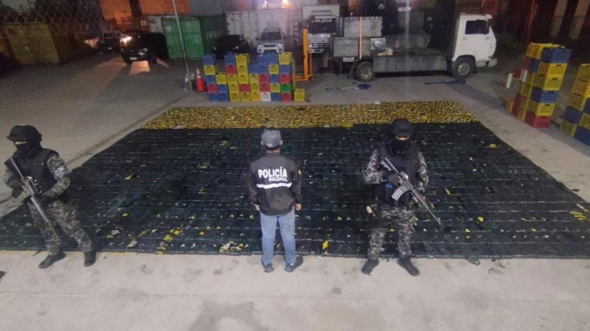 Agentes de la Policía custodian los bloques de cocaína decomisada en Durán.