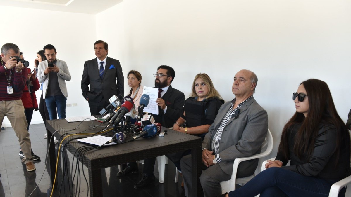 Anuncio. Los familiares de Fernando Villavicencio durante una de las convocatorias a la prensa.