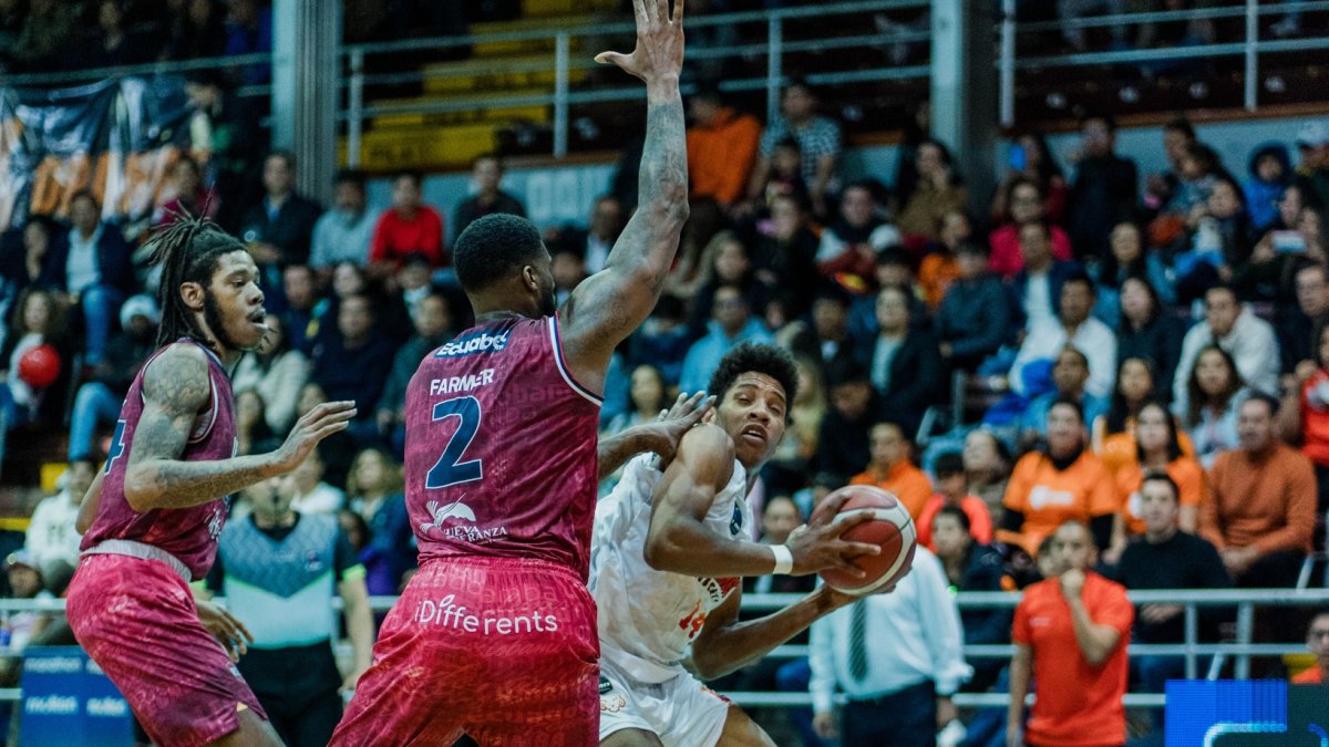 Leones de Riobamba lidera por 3-2 sobre Orange de Quito las finales de la Liga BásquetPro.