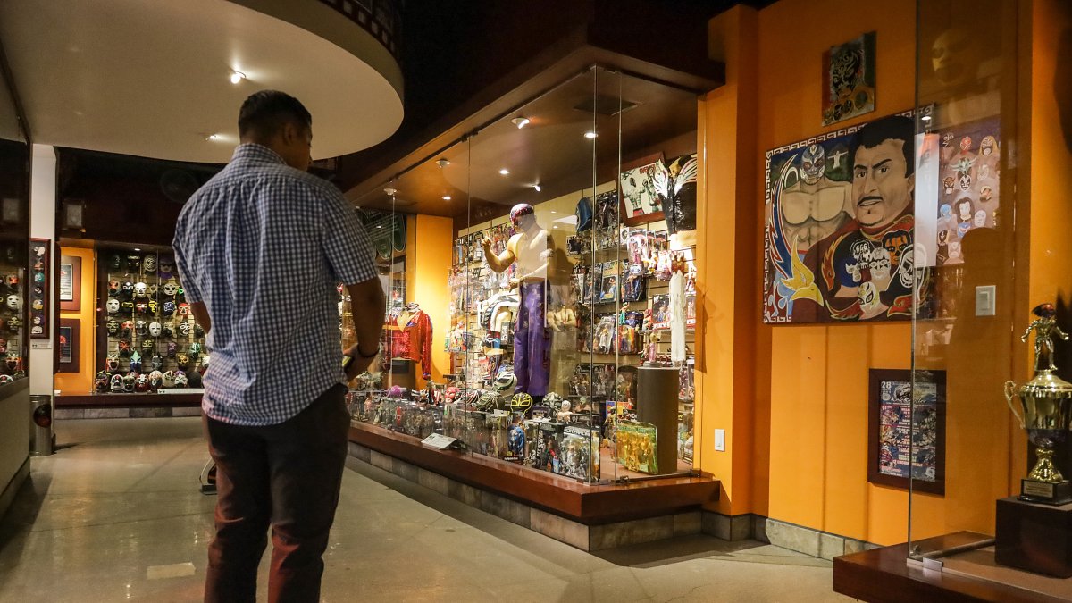 Tijuana. Una persona observa piezas de colección en el icónico y fronterizo Museo de la Lucha Libre Mexicana.
