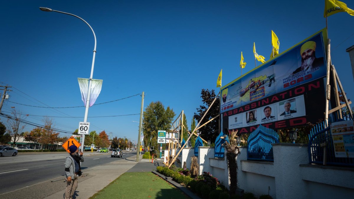 Un hombre junto al monumento a Hardeep Singh Nijjar, líder sij que fue asesinado a tiros a principios de este año, en Surrey, Canadá.