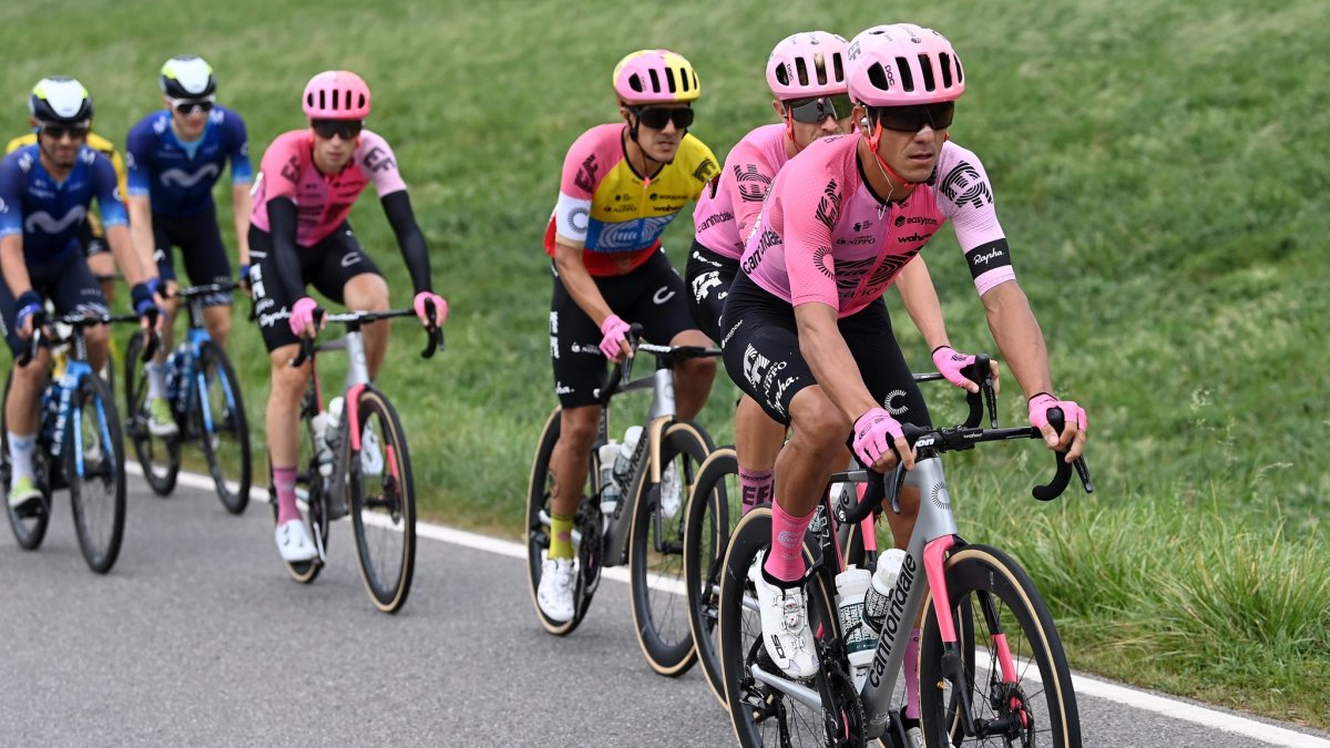 Richard Carapaz (c) ascendió al noveno lugar de la prueba europea.