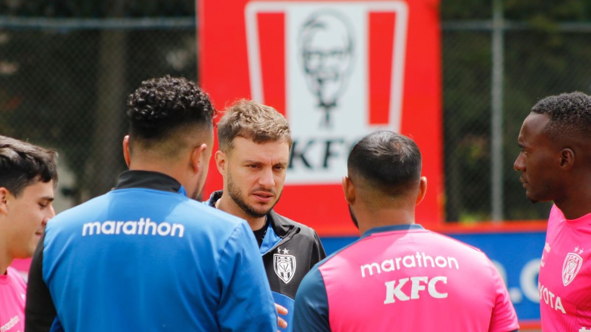 Martín Anselmi (c), entrenador de los rayados, resaltó el buen momento de Técnico Universitario.
