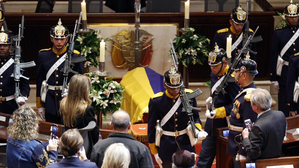 Soldados del batallón Guardia Presidencial acompañan el féretro con el cuerpo del maestro Fernando Botero en el Capitolio en Bogotá.