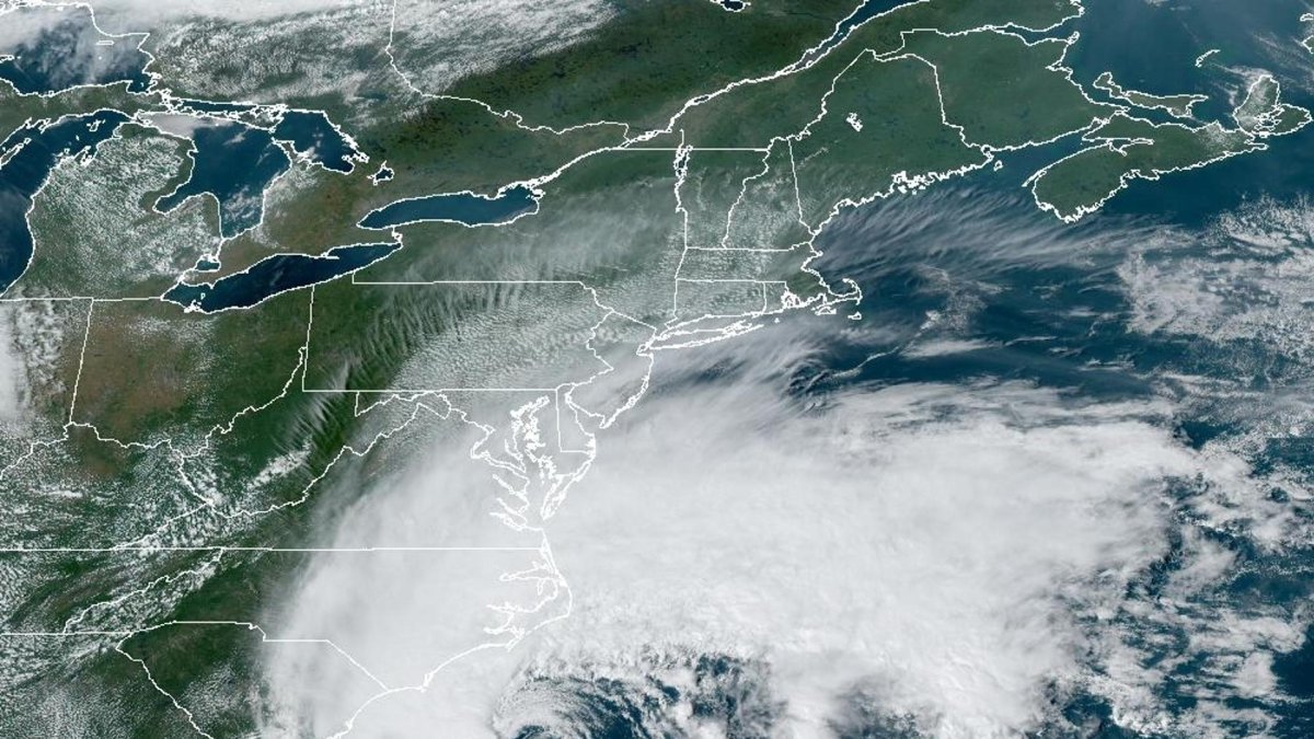 Fotografía satelital muestra la localización de la tormenta tropical Ophelia en el Atlántico frente a las costas estadounidenses.