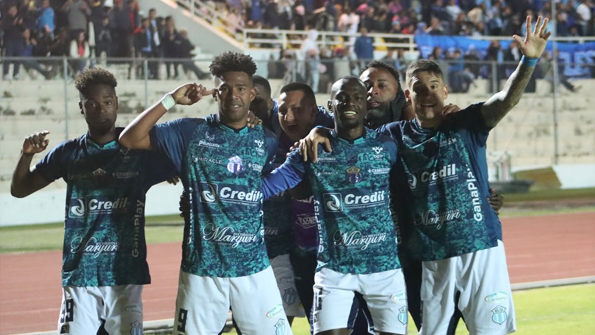 Daniel Valencia (9), Darío Mina (c) y el argentino Facundo Callejo (d) formaron una gran delantera que fue clave para el retorno del Macará a la Serie A.