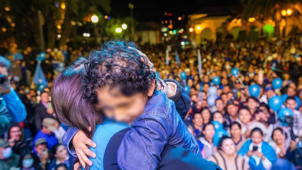 El 11 de julio pasado, la Revolución Ciudadana organizó un mitin en Pujilí, Cotopaxi, donde subieron un niño a la tarima para que declame consignas que son parte del discurso correísta, junto a la candidata Luisa González.