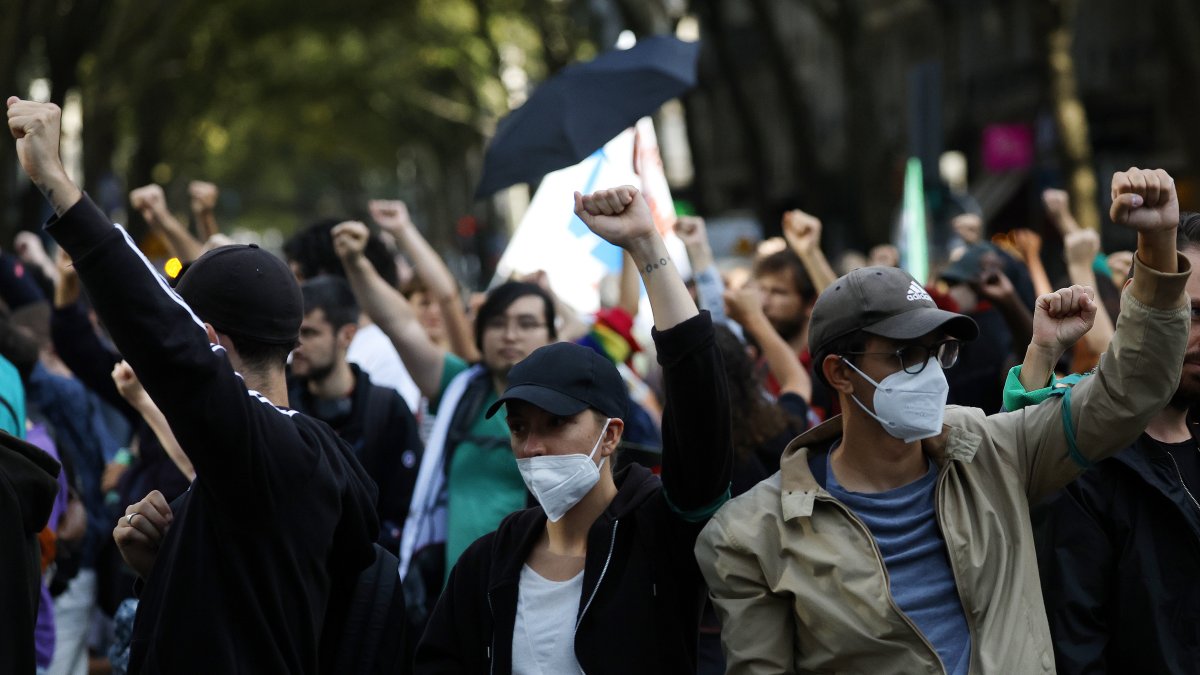 La gente asiste a una manifestación contra la violencia policial en Lyon, Francia, este 23 de septiembre de 2023.