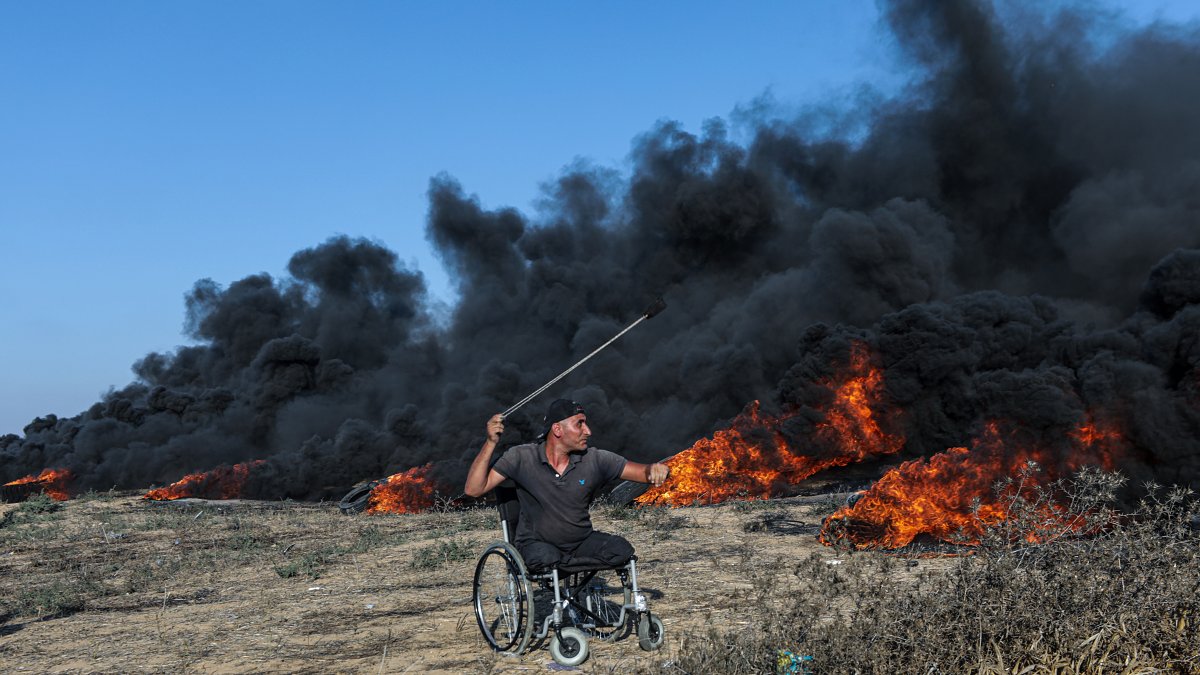 Un manifestante palestino amputado lanza piedras contra las tropas israelíes durante enfrentamientos en la frontera oriental de la Franja de Gaza.