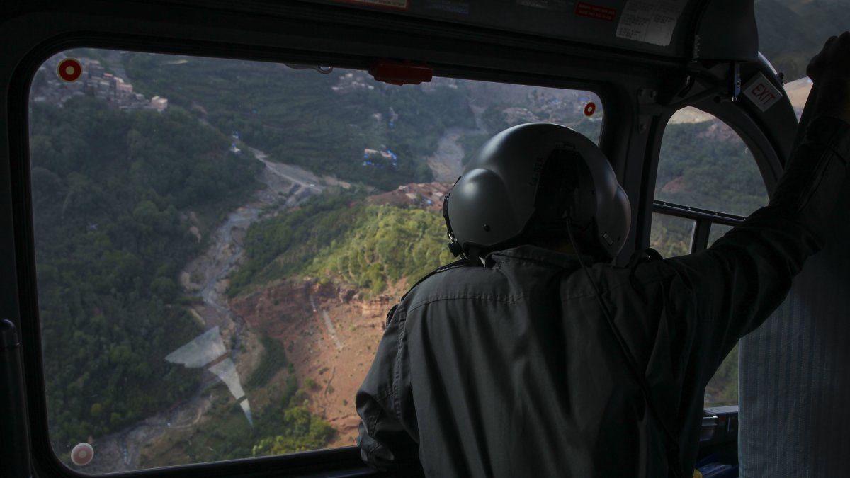 Labor. El helicóptero de la Gendarmería Real marroquí EC-145 lleva comida a la aldea de Tizioussen, en la región montañosa del Alto Atlas.