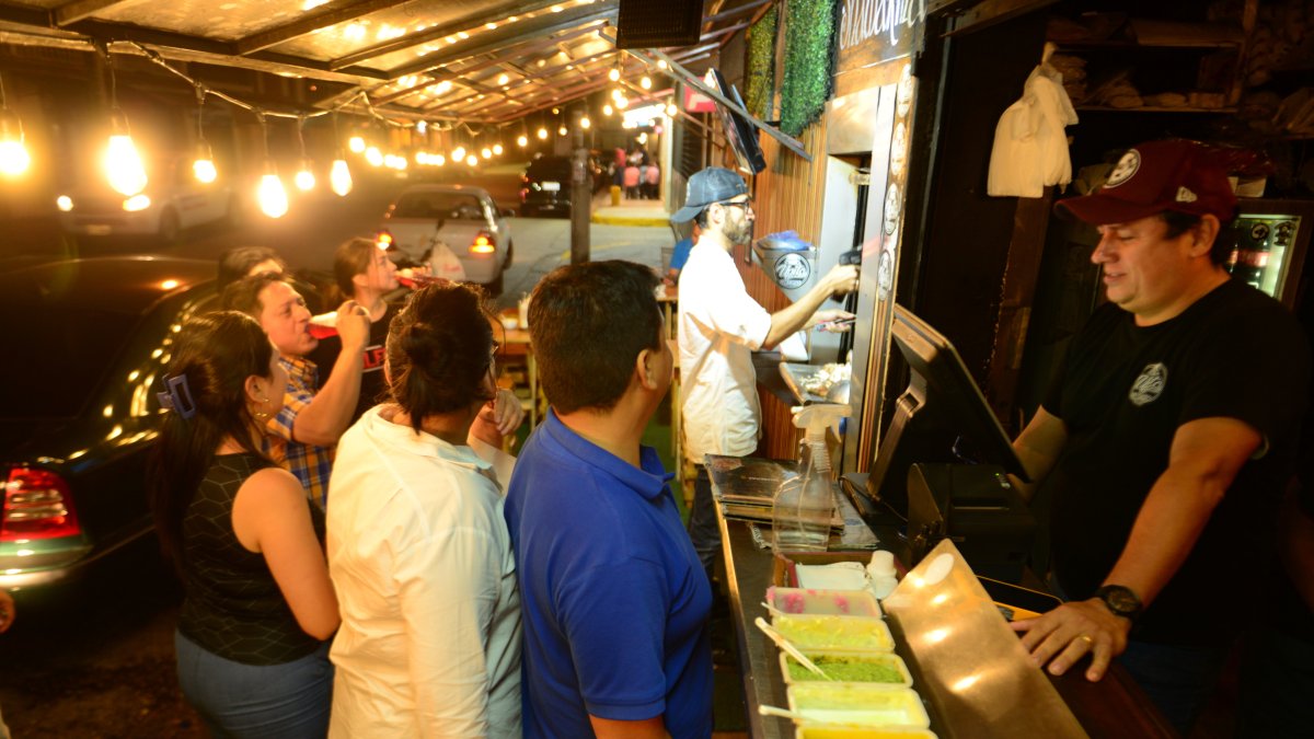 La Saiba. Los clientes llegan en gran número a degustar la comida rápida en los locales del sector.