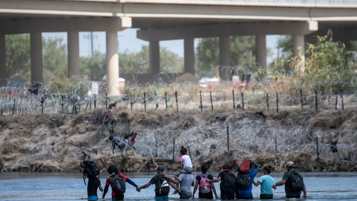 Un grupo de migrantes intenta cruzar el río Bravo para llegar a los Estados Unidos