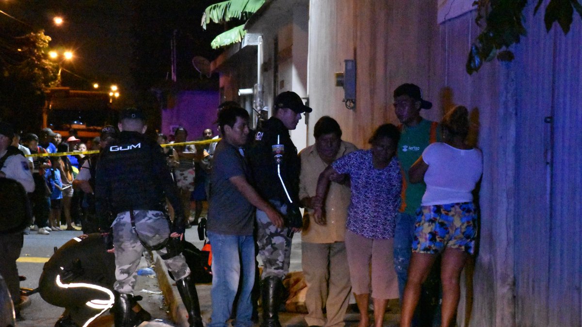 Dolor. Desgarradoras escenas protagonizó la madre de una de las víctimas.