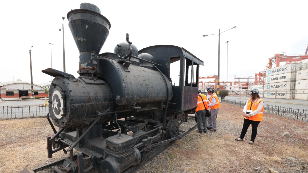 Hallazgo. Los investigadores Parsival Castro y Fernando Mancero revisan la estructura del vehículo.