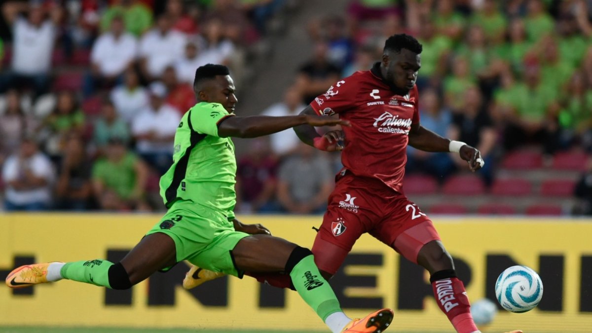 Jordy Caicedo (d) le ganó al zaguero Moisés Castillo (i) para marcar el primer gol de Atlas.