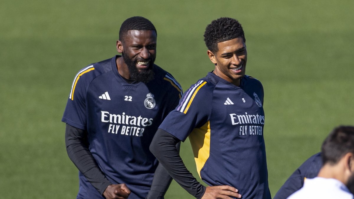 El jugador alemán Antonio Rüdiger (i) y el británico Jude Bellingham, durante el entrenamiento que celebró el Real Madrid este sábado 23 de septiembre en las instalaciones del club en Valdebebas.