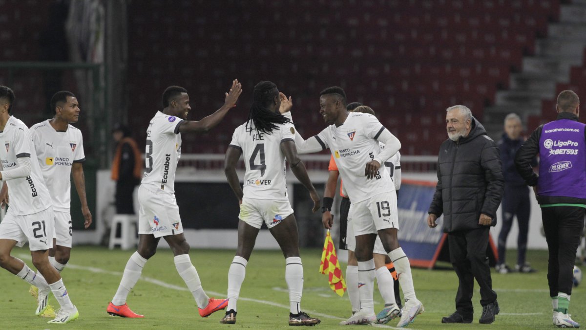 José Angulo (19) es felicitado por sus compañeros tras marcar el gol ante Orense.