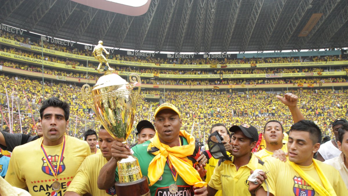 Banguera con una de las dos copas que ganó con Barcelona en 2012 y 2016.