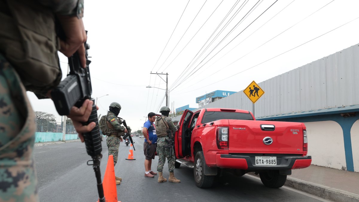 Operativo. Militares realizan un control vial en un sector de Durán.