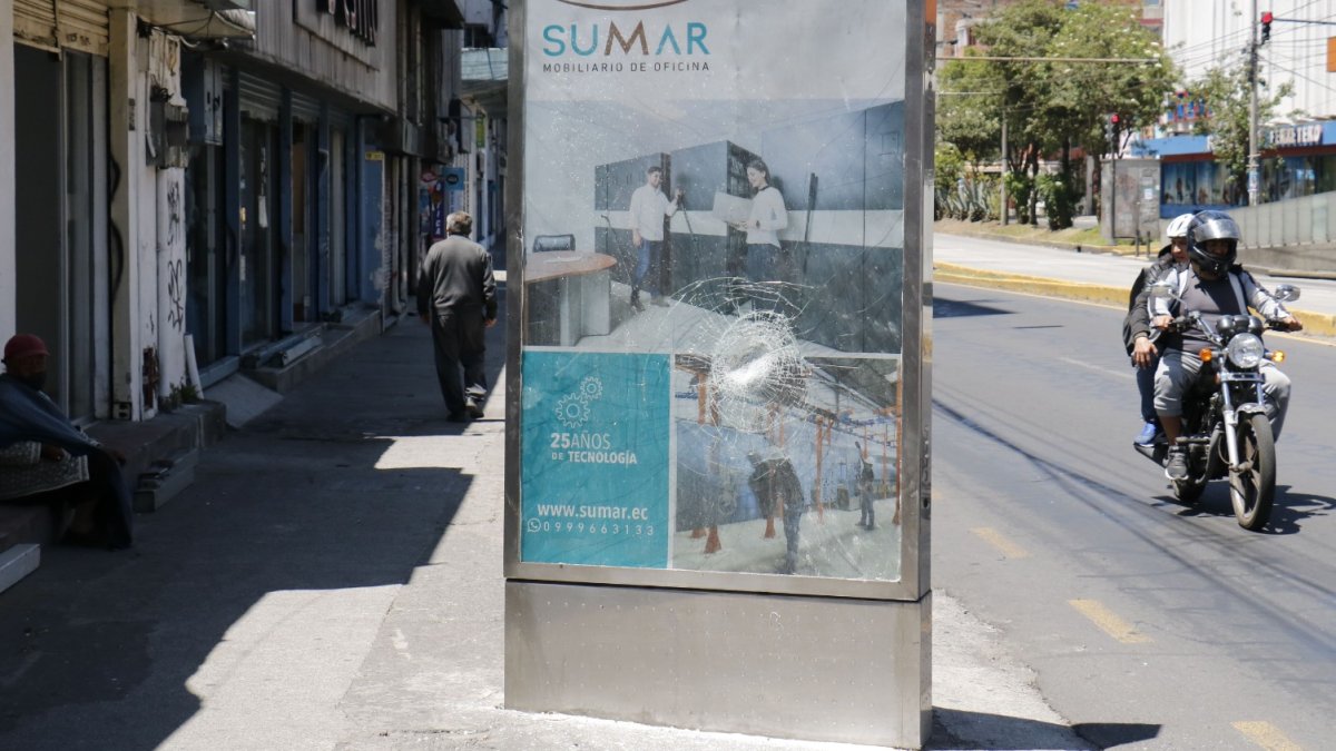 Seguido. En un mes es la segunda vez que vandalizan este anuncio.