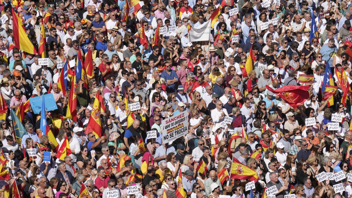  Asistentes al acto del PP celebrado en la plaza de Felipe II en defensa de la igualdad de todos los españoles, este domingo en Madrid. 