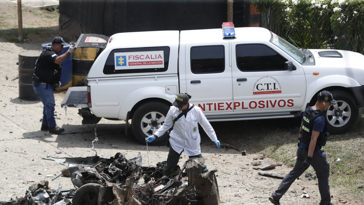 Técnicos antiexplosivos inspeccionan un carro bomba, activado contra una subestación de policía hoy, en el corregimiento Potrerito, del municipio de Jamundí, Valle del Cauca (Colombia).