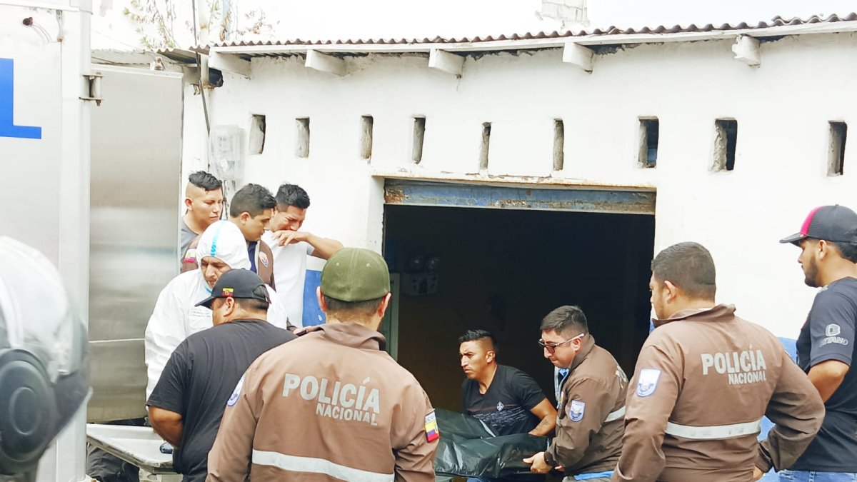 Indignación. Pescadores del sector se mostraron indignados por crimen de Alberto, cuyo cuerpo fue llevado a la morgue local.