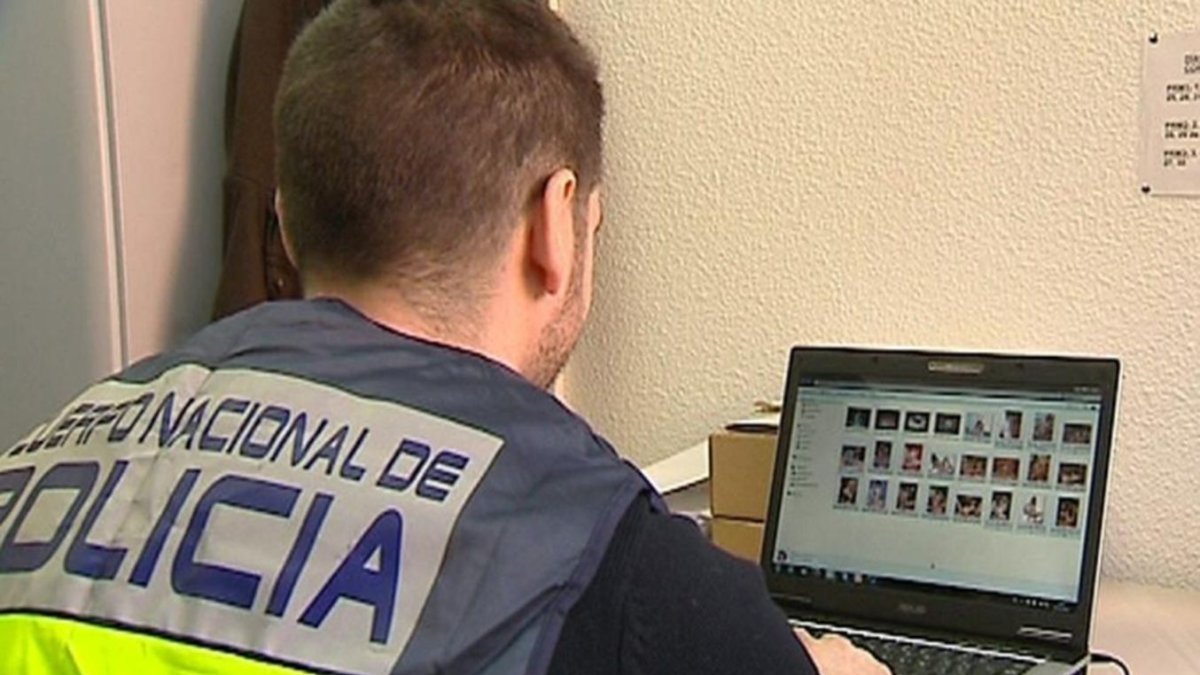 Imagen de archivo de material informático incautado por la Policía en una operación contra la pornografía infantil.