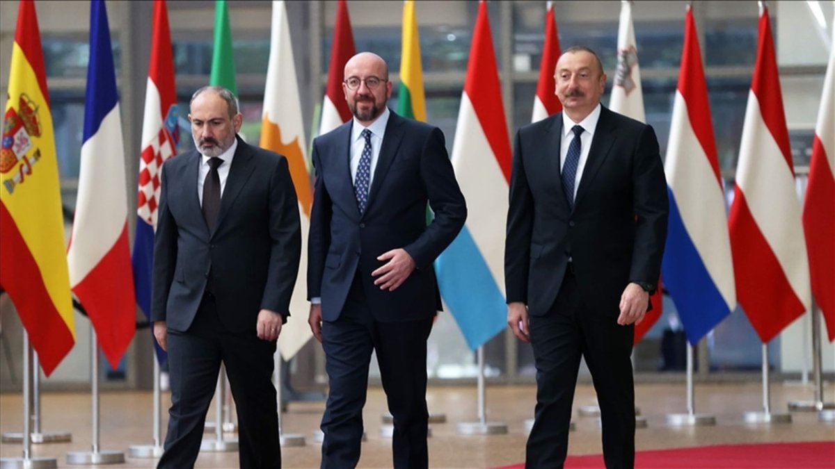 El presidente de Azerbaiyán, Ilham Alíev (i) y el primer ministro de Armenia, Nikol Pashinián (d), durante una reunión en Bruselas con el presidente del Consejo Europeo,