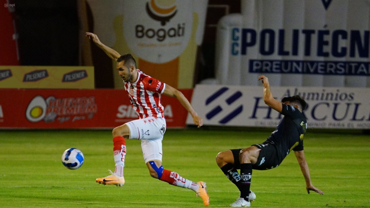 Técnico Universitarios e Independiente del Valle igualaron en un intenso juego.