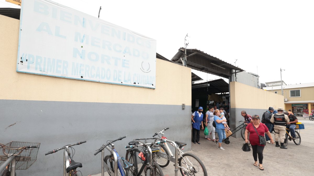 La fachada del mercado provisional.