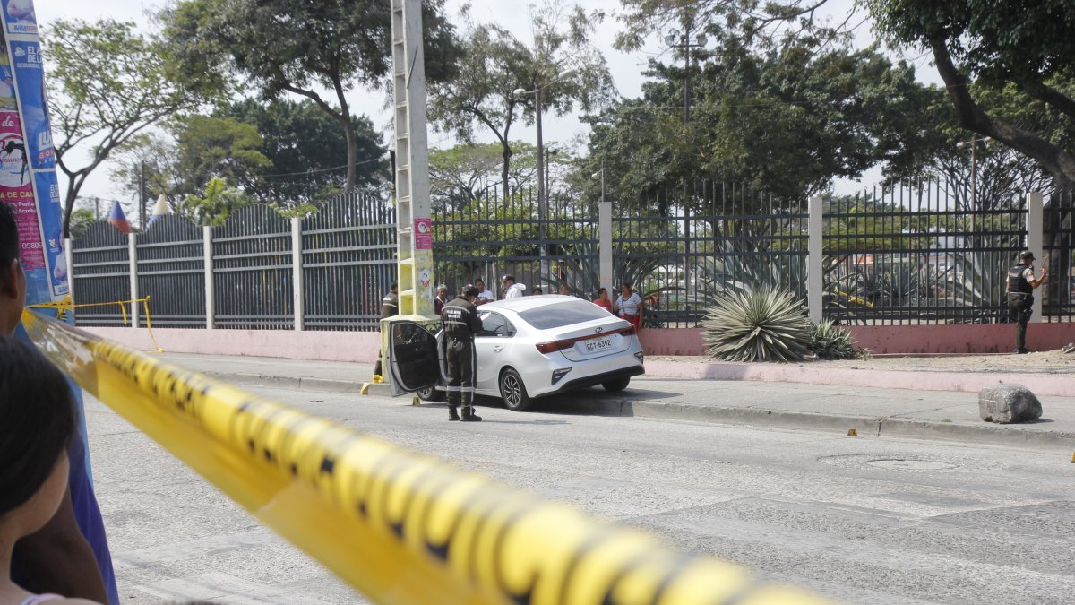 Guayaquil. La tarde del sábado, un hombre que se movilizaba en este auto fue baleado junto con su hijo.